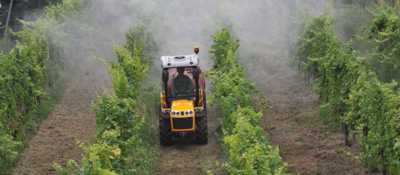 Ci�gnik EOS z opryskiwaczem